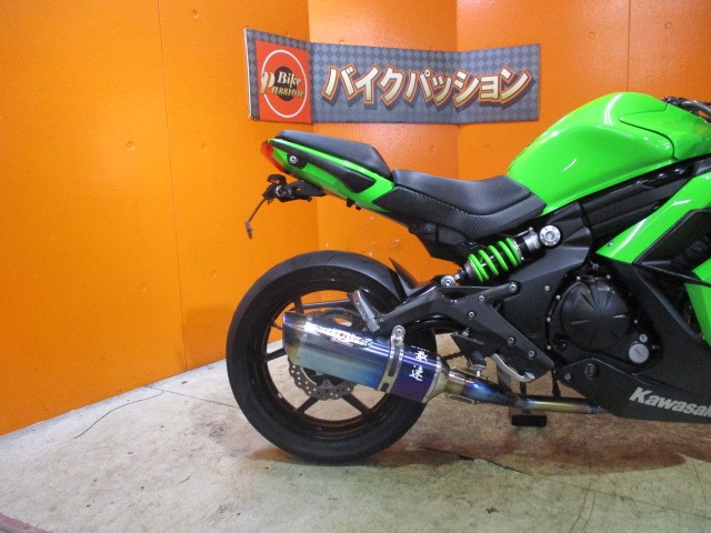 ここもすごい！定価１９２５００円のスリップオンじゃなくてナサートのフルエキマフラーが装備済み！